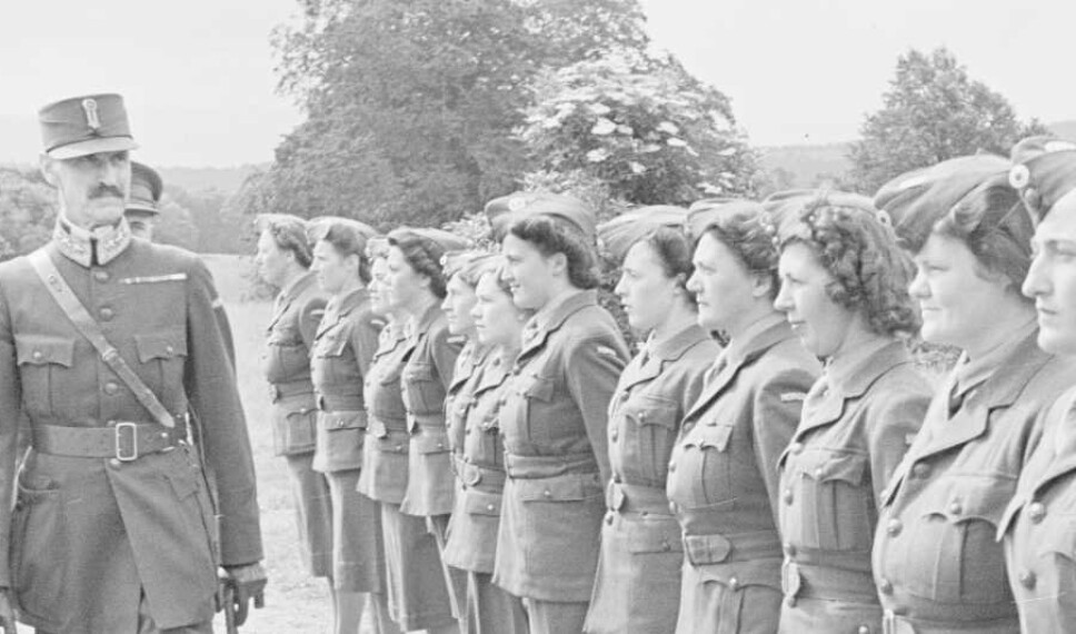 INSPEKSJON: H.M. Kong Haakon og H.K.H. Kronprins Olav besøkte i juli måned 1943 norske forlegninger i Skottland. Her inspiserer kong Haakon rekruttene.