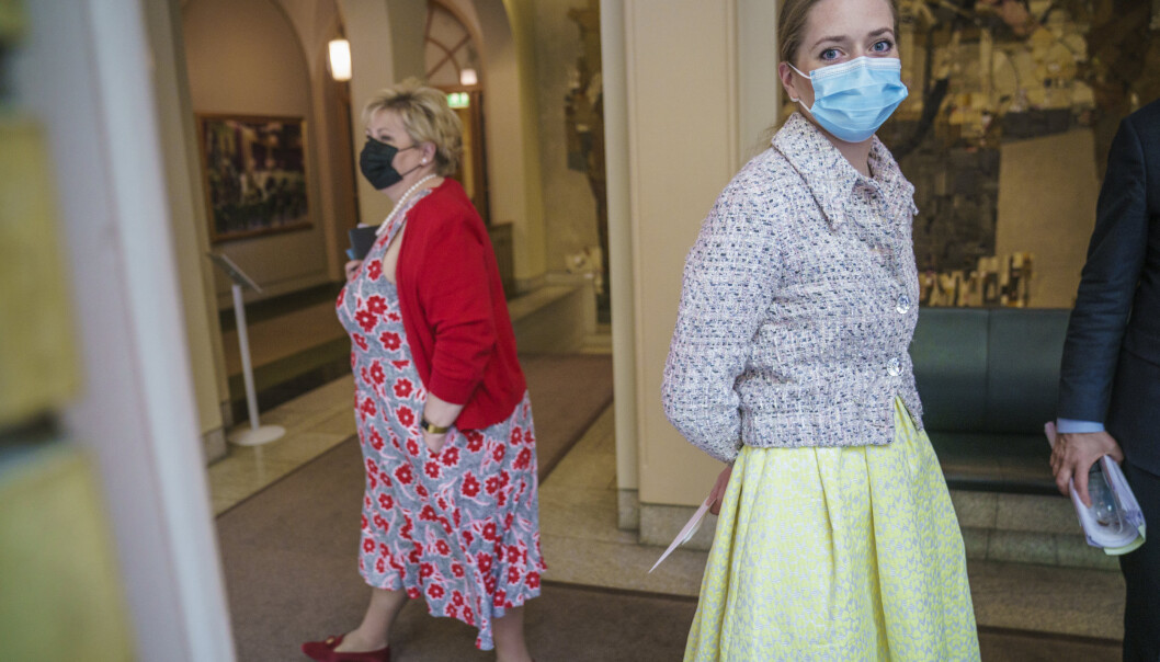 KRITISK: Emilie Enger Mehl (t.h.) fyrte løs mot regjeringen i Stortinget fredag. Bak er statsminister Erna Solberg KRITISK: Emilie Enger Mehl (t.h.) fyrte løs mot regjeringen i Stortinget fredag. Bak er statsminister Erna Solberg