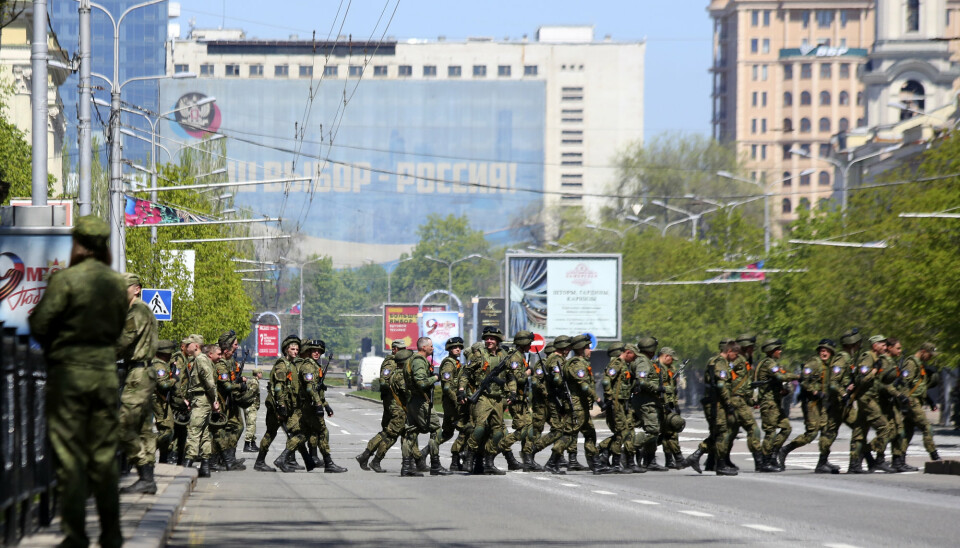 SOLDATER: Her ser vi soldater i i Donetsk Ukraina under en parade i år. Mange fremmedkrigere, blant annet fra Serbia har kommet til fronten, skriver John Færseth.