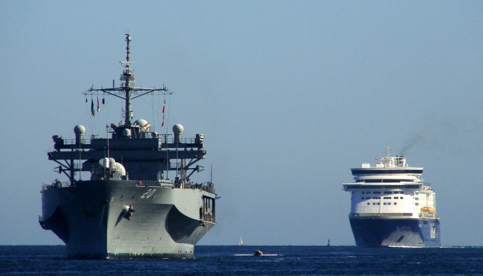 FARTØY: Kommandoskipet USS «Mount Whitney» ble bygget i 1969. Her ser vi Kiel-ferja seilende bak det amerikanske fartøyet i 2011.