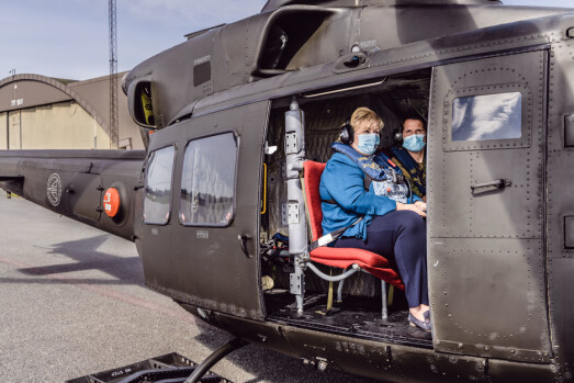 TAKEOFF: Erna Solberg fikk se flybasen fra vinduet på et Bell 412 TAKEOFF: Erna Solberg fikk se flybasen fra vinduet på et Bell 412