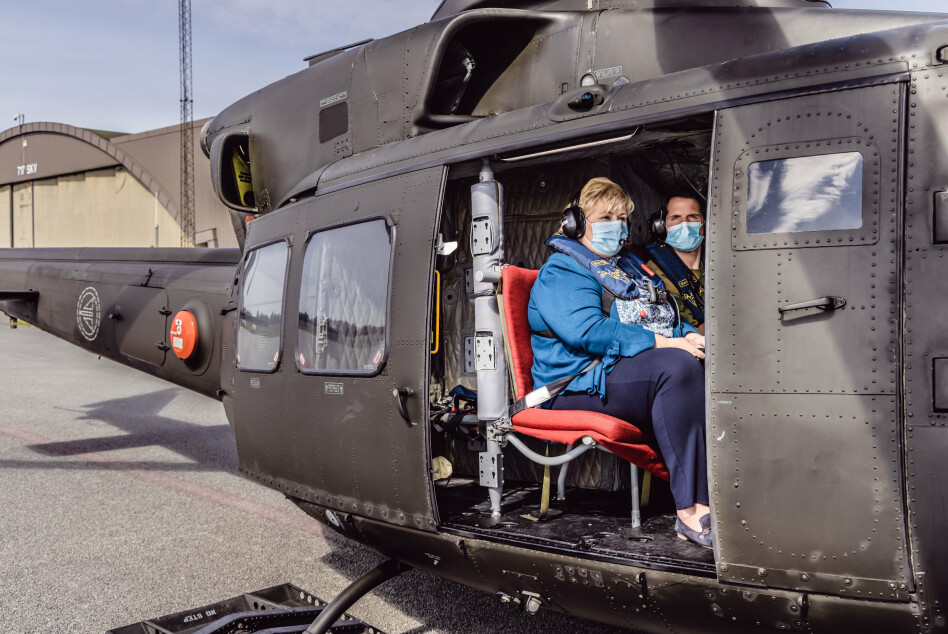TAKEOFF: Erna Solberg fikk se flybasen fra vinduet på et Bell 412