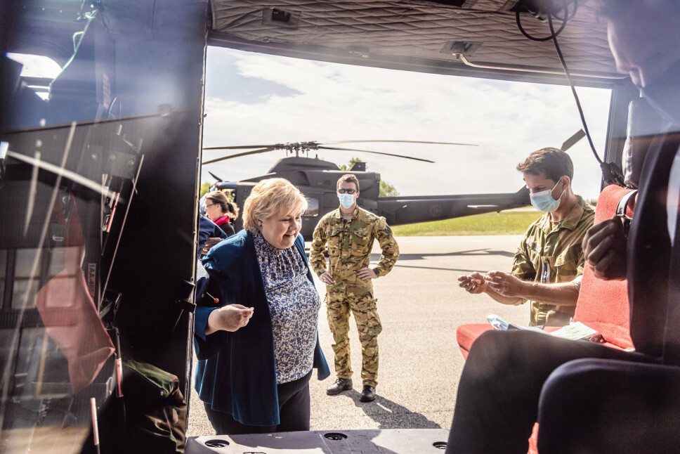RYGGE: Statsminister Erna Solberg på vei inn i et Bell 412 helikopter på Rygge.