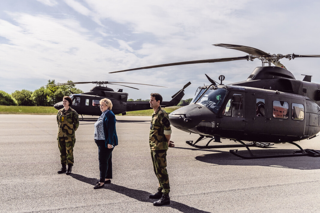 TRIO PÅ RYGGE: Sjef luftforsvaret Tonje Skinnarland, Statsminister Erna Solberg og sjef 134 luftving, Kristian Lyssand. TRIO PÅ RYGGE: Sjef luftforsvaret Tonje Skinnarland, Statsminister Erna Solberg og sjef 134 luftving, Kristian Lyssand.