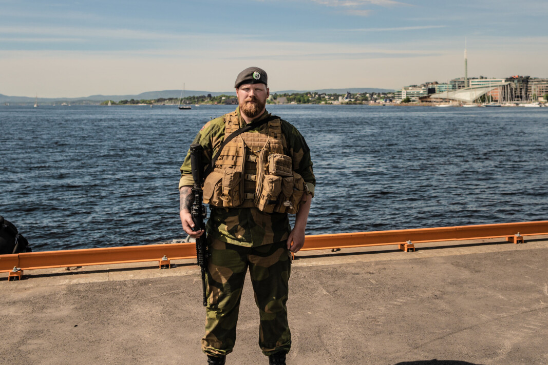 BEREDSKAP: HV soldat Stian Kjeldsrud står vakt på kaianlegget på Akershus i forbindelse med at USS Mount Whitney kommer til Oslo. BEREDSKAP: HV soldat Stian Kjeldsrud står vakt på kaianlegget på Akershus i forbindelse med at USS Mount Whitney kommer til Oslo.