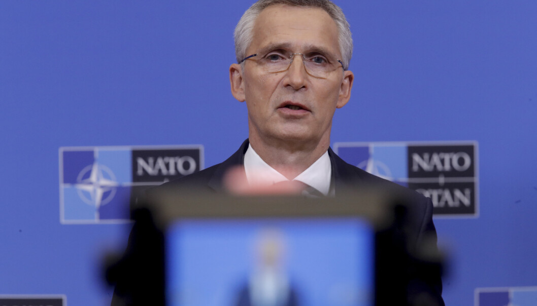 TOPPMØTE: Om to uker er Jens Stoltenberg vert for Boris Johnson og resten av Nato-landenes ledere på forsvarsalliansens toppmøte. Ved klimatoppmøtet i november er rollene byttet om: Johnson er vert og Stoltenberg deltaker. Han er den første Nato-sjefen som deltar på et slikt toppmøte. TOPPMØTE: Om to uker er Jens Stoltenberg vert for Boris Johnson og resten av Nato-landenes ledere på forsvarsalliansens toppmøte. Ved klimatoppmøtet i november er rollene byttet om: Johnson er vert og Stoltenberg deltaker. Han er den første Nato-sjefen som deltar på et slikt toppmøte.