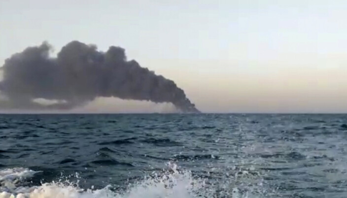 BRANT OG SANK: Røyken steg opp fra forsyningsskipet Kharg som brant før det sank i Omanbukta onsdag. BRANT OG SANK: Røyken steg opp fra forsyningsskipet Kharg som brant før det sank i Omanbukta onsdag.