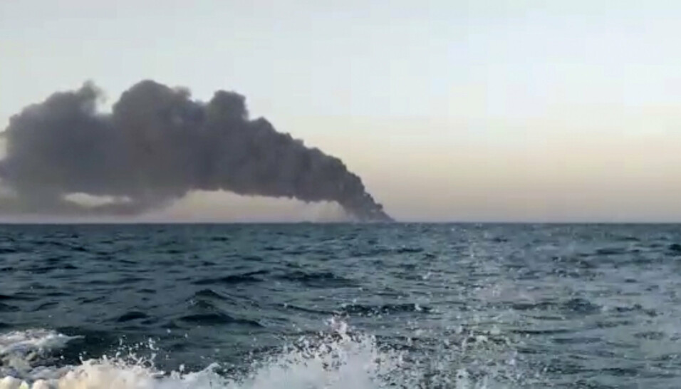 BRANT OG SANK: Røyken steg opp fra forsyningsskipet Kharg som brant før det sank i Omanbukta onsdag.