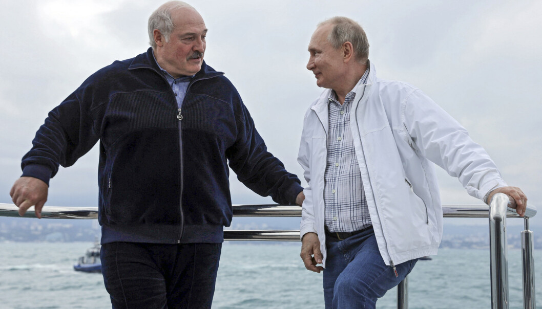 BÅTTUR: Aleksandr Lukasjenko har gjort seg stadig mer avhengig av Russland, skriver Karen-Anna Eggen. Her er Lukasjenko på båttur med Vladimir Putin. BÅTTUR: Aleksandr Lukasjenko har gjort seg stadig mer avhengig av Russland, skriver Karen-Anna Eggen. Her er Lukasjenko på båttur med Vladimir Putin.
