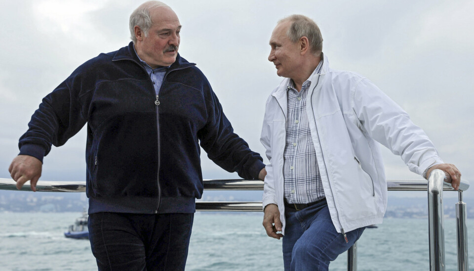 BÅTTUR: Aleksandr Lukasjenko har gjort seg stadig mer avhengig av Russland, skriver Karen-Anna Eggen. Her er Lukasjenko på båttur med Vladimir Putin.