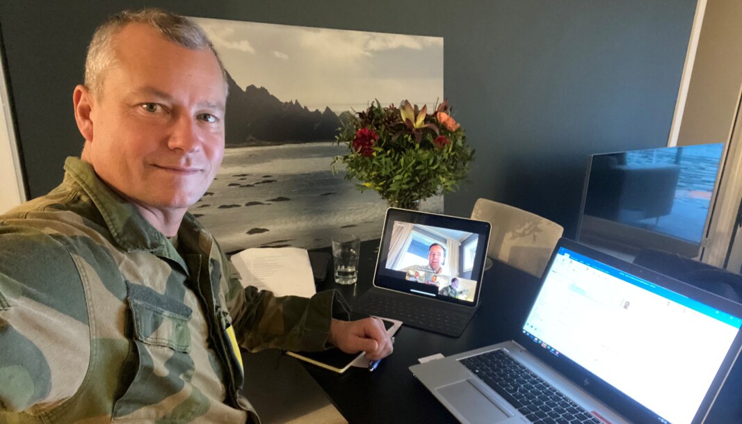 HJEMMEKONTOR: I koronatider sitter også kommunikasjonssjefen for Forsvarssjefen på hjemmekontor. Bildet er fra tidligere i vinter da han ble intervjuet av KOM24 om sin arbeidsdag. HJEMMEKONTOR: I koronatider sitter også kommunikasjonssjefen for Forsvarssjefen på hjemmekontor. Bildet er fra tidligere i vinter da han ble intervjuet av KOM24 om sin arbeidsdag.