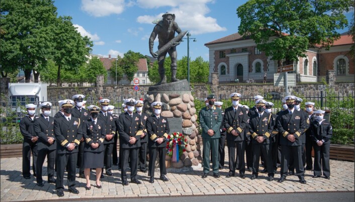 KRANSENEDLEGGELSE: Offiserer fra Norge og USA avbildet foran monumentet Orlogsgasten, i forbindelse med en kransenedleggels onsdag. KRANSENEDLEGGELSE: Offiserer fra Norge og USA avbildet foran monumentet Orlogsgasten, i forbindelse med en kransenedleggels onsdag.