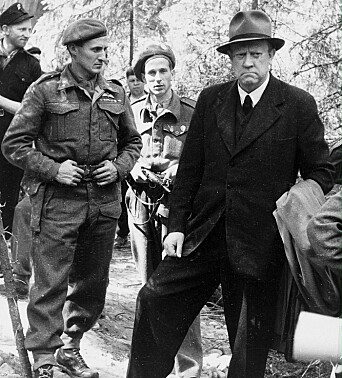 HISTORISK: Vidkun Qvisling i Trandumskogen i 1945, når han og andre dømte landsvikere måtte se på utgravingen av massegravene. HISTORISK: Vidkun Qvisling i Trandumskogen i 1945, når han og andre dømte landsvikere måtte se på utgravingen av massegravene.