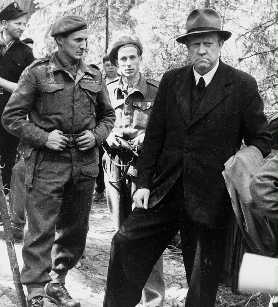 HISTORISK: Vidkun Qvisling i Trandumskogen i 1945, når han og andre dømte landsvikere måtte se på utgravingen av massegravene.