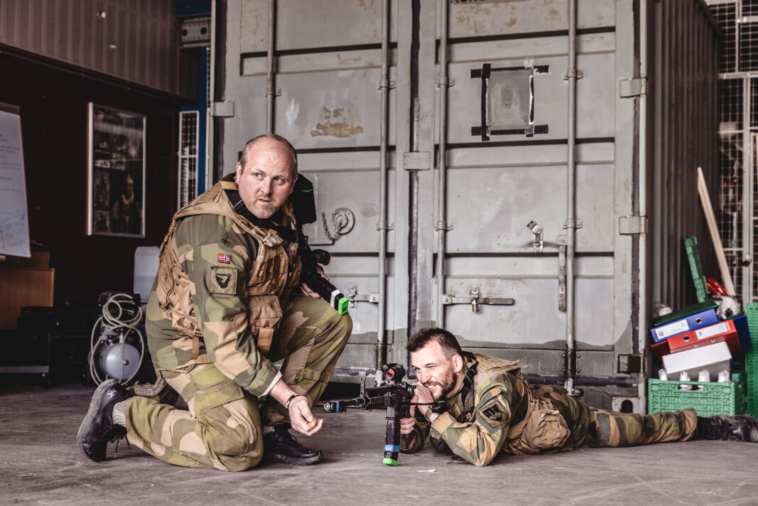 LASER-SKYTING: Oversersjant Bård Kristiansen (t.v.) og mestersersjant Alexander Ruud driver blinkskyting med laser inne i en lagerhall. LASER-SKYTING: Oversersjant Bård Kristiansen (t.v.) og mestersersjant Alexander Ruud driver blinkskyting med laser inne i en lagerhall.