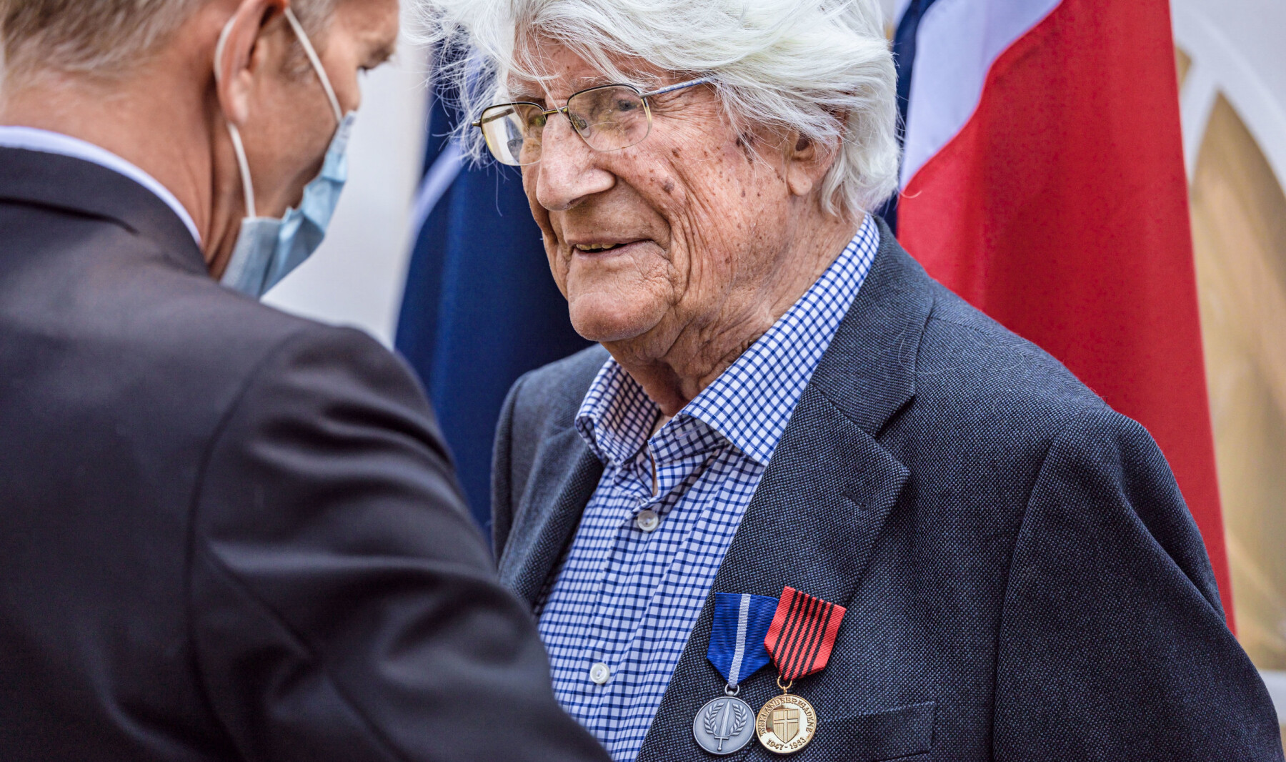 Utdeling av medaljer til veteraner fra Tysklandsbrigaden. John Jakob Texmon (mye, hvitt hår), Arne Johan Eliassen (lyseblå beret) og Tor Anton Johannessen. Utdeling av medaljer til veteraner fra Tysklandsbrigaden. John Jakob Texmon (mye, hvitt hår), Arne Johan Eliassen (lyseblå beret) og Tor Anton Johannessen.