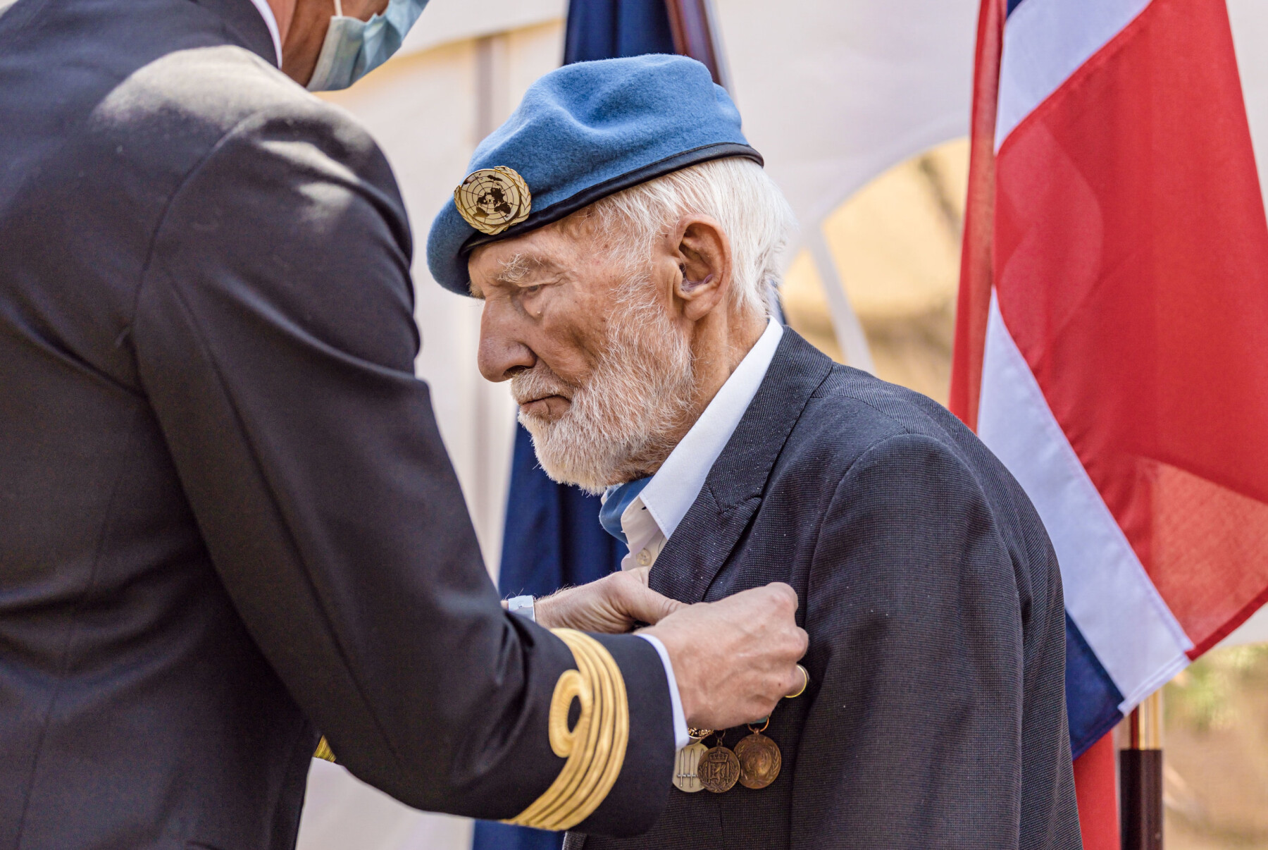Utdeling av medaljer til veteraner fra Tysklandsbrigaden. John Jakob Texmon (mye, hvitt hår), Arne Johan Eliassen (lyseblå beret) og Tor Anton Johannessen. Utdeling av medaljer til veteraner fra Tysklandsbrigaden. John Jakob Texmon (mye, hvitt hår), Arne Johan Eliassen (lyseblå beret) og Tor Anton Johannessen.