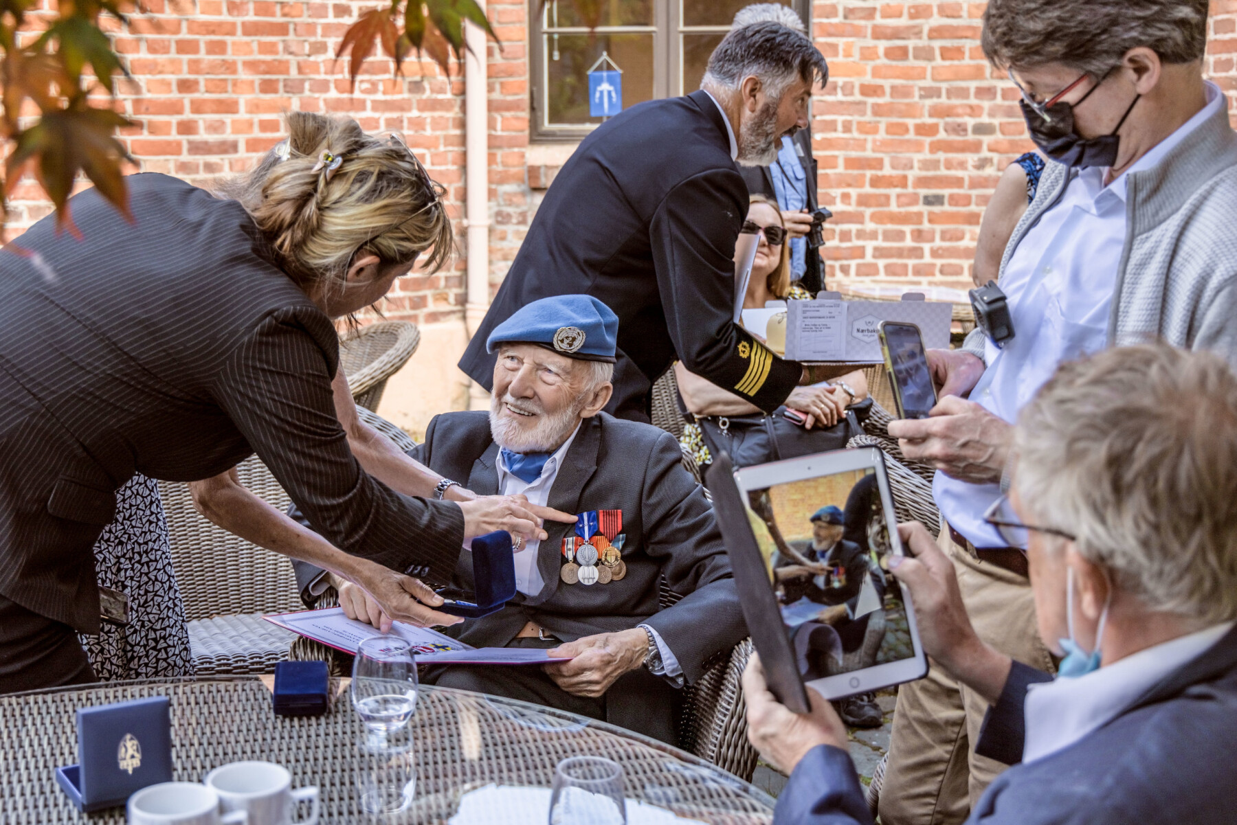 Arne Johan Eliassen omringet av familie etter medaljeseremonien. Arne Johan Eliassen omringet av familie etter medaljeseremonien.