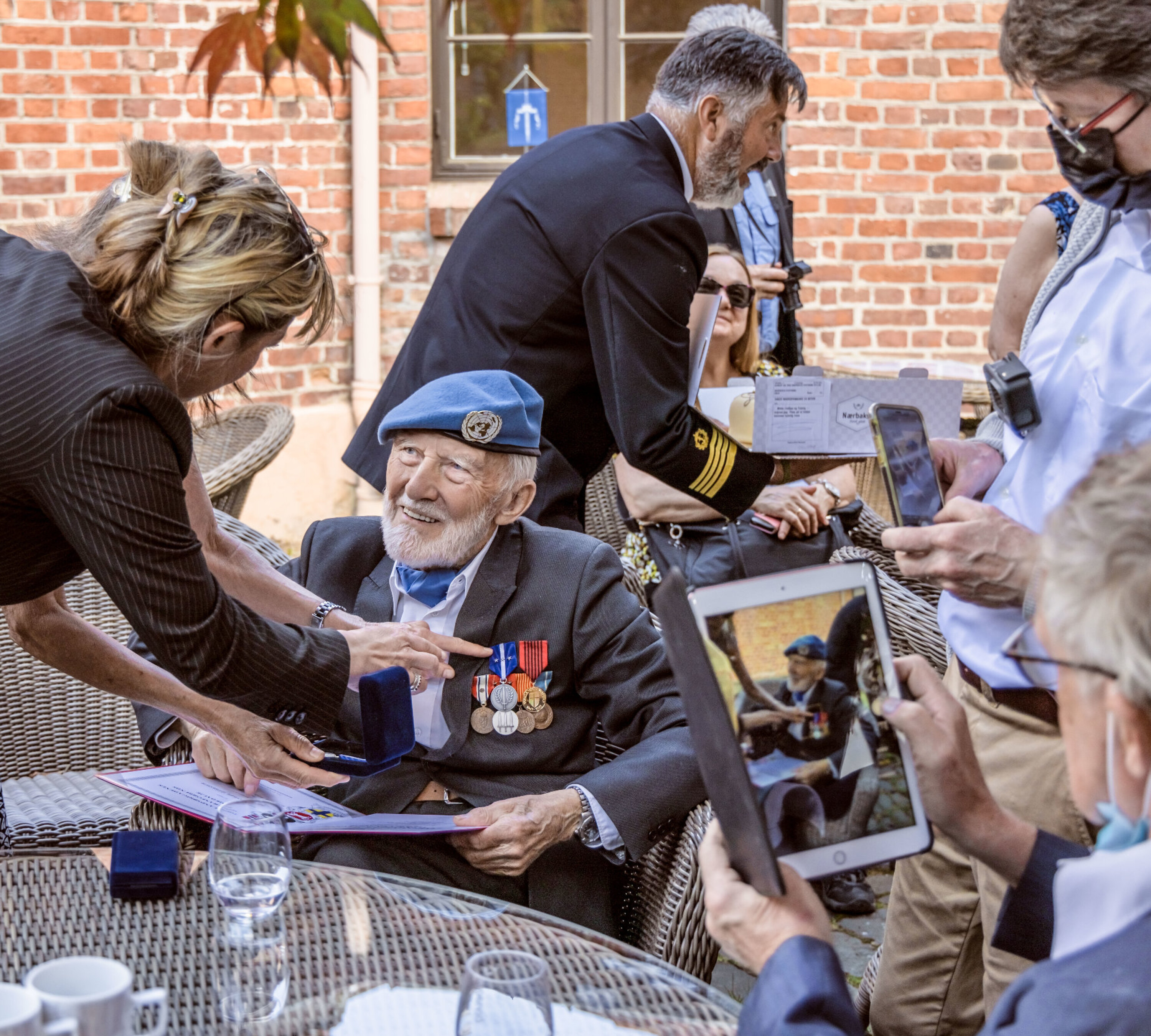 Arne Johan Eliassen omringet av familie etter medaljeseremonien.
