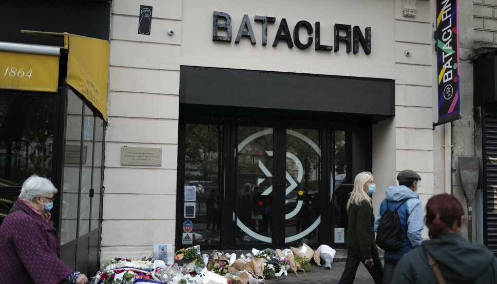 TERROR: Utsiden av Bataclan konserthall, blomster er lagt ned i minne.