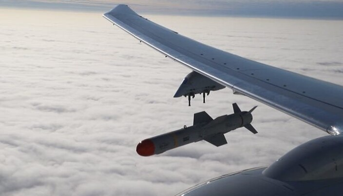 HARPOON: Missilet slippes fra vingen på et amerikanske P-8. HARPOON: Missilet slippes fra vingen på et amerikanske P-8.