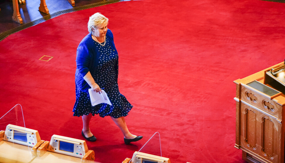 STORTINGET: Statsminister Erna Solberg (H) på vei opp på talerstolen i Stortinget.