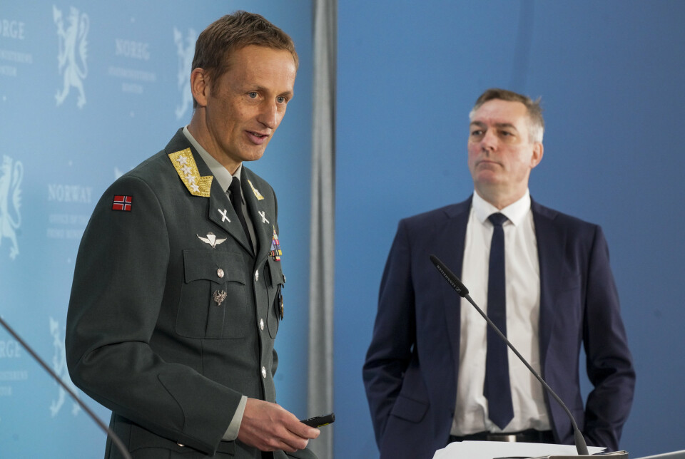 FORSVARSSJEF: Eirik Kristoffersen må bidra til å løse pensjonssaken, mener arbeidstakerorganisasjoner. Her er forsvarssjefen sammen med forsvarsminister Frank Bakke-Jensen under en pressekonferanse.