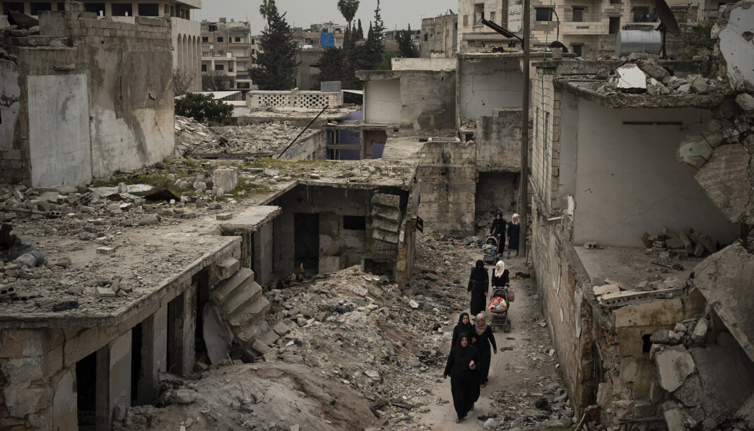 IDLIB: Kvinner går gjennom et område i Idlib ødelagt av krig. IDLIB: Kvinner går gjennom et område i Idlib ødelagt av krig.