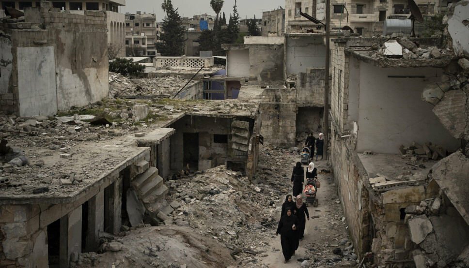 IDLIB: Kvinner går gjennom et område i Idlib ødelagt av krig.