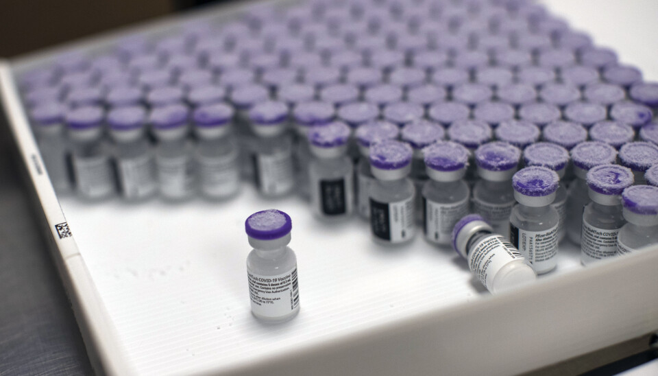 VAKSINE: Frosne ampuller med covid-vaksine fra Pfizer/BioNTech