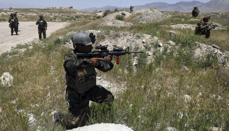 TALIBAN: Afghanske soldater blir drept og truet av Taliban. Her er en afghansk soldat utenfor basen i Kabul i 2021.