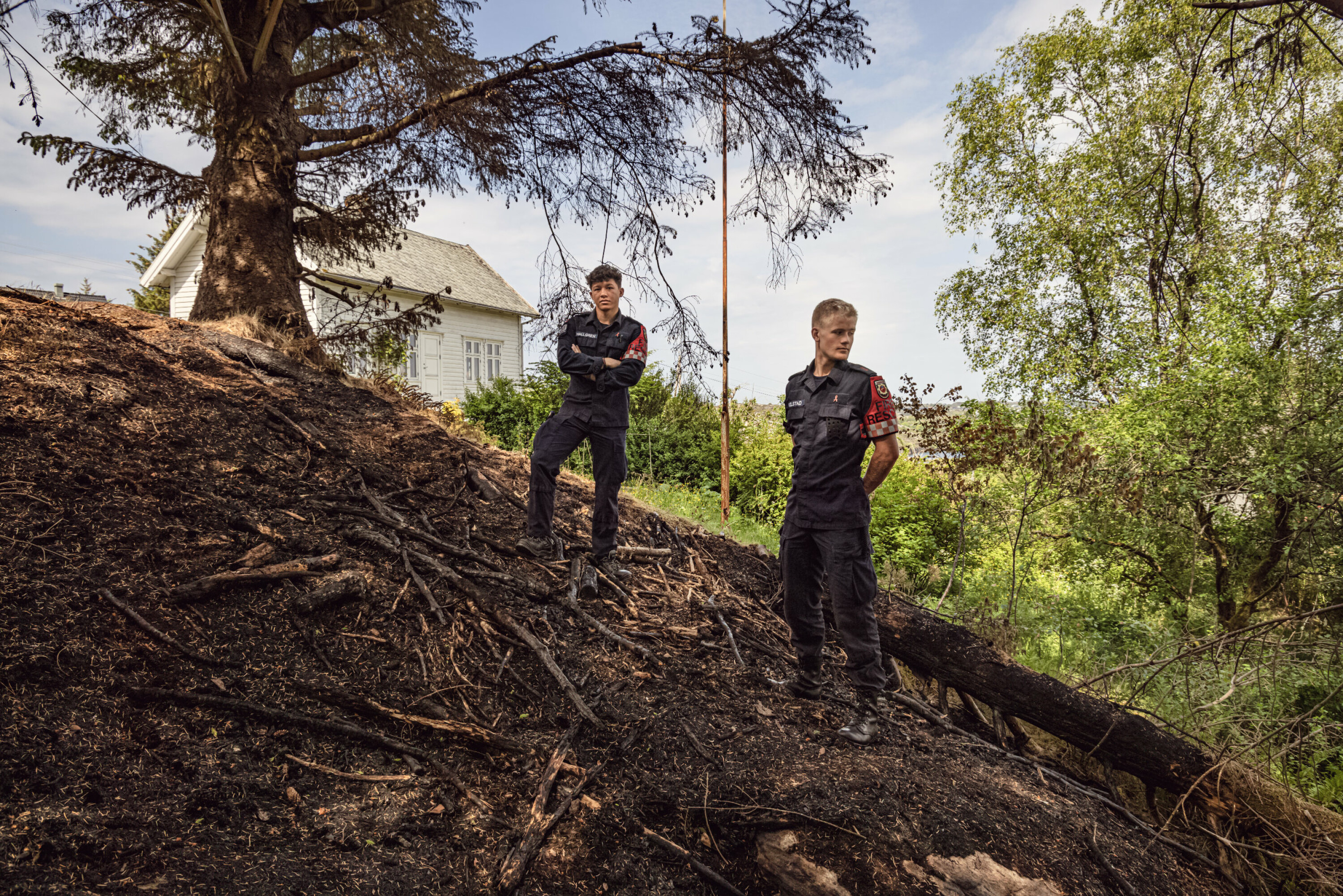 REDDET HUS: Sindre Kolstad (t.h) jobbet mot at flammene skulle spre seg til huset.