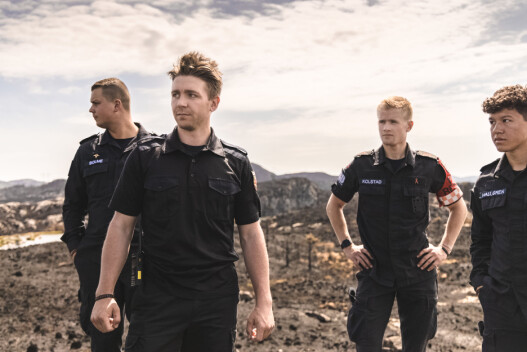 FORNØYD: Brannkonstabel Hans Kristian Bremnes er fornøyd med innsatsen til de vernepliktige soldatene. Her ser de utover området hvor brannen har herjet. FORNØYD: Brannkonstabel Hans Kristian Bremnes er fornøyd med innsatsen til de vernepliktige soldatene. Her ser de utover området hvor brannen har herjet.