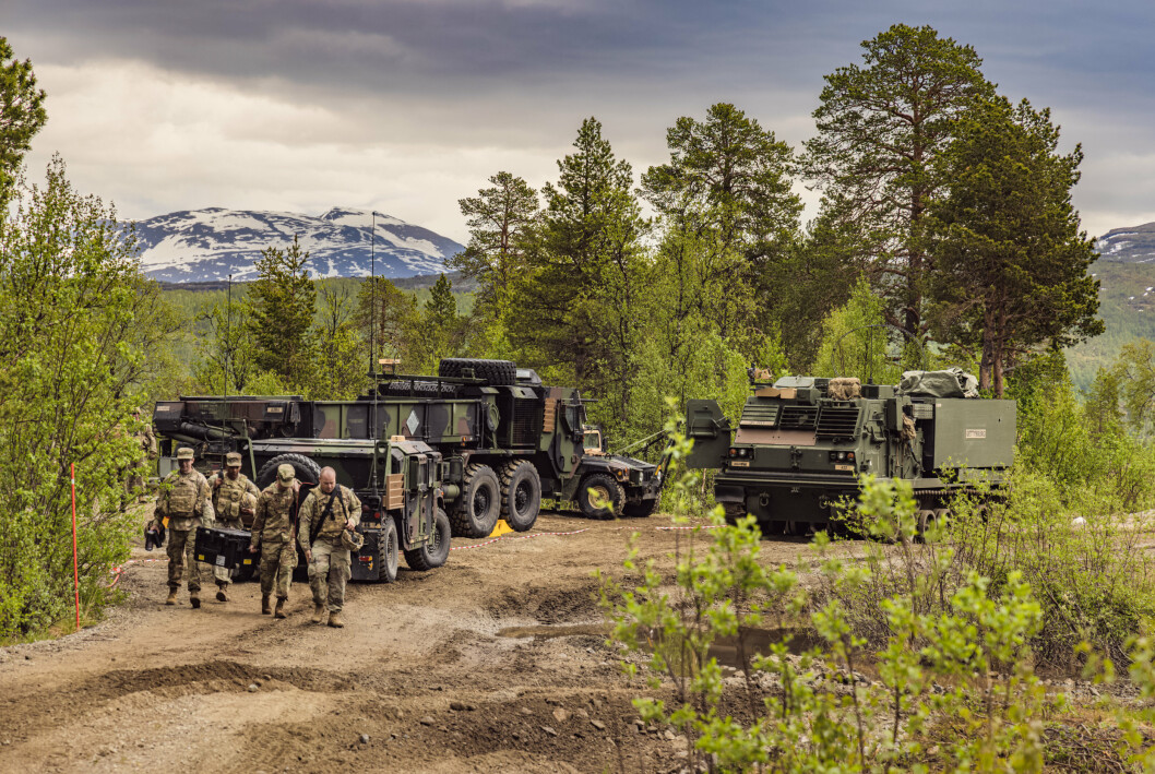 MATERIELL: Vi bør opprett større beredskaps- og lagerbeholdninger i Norge, skriver Simon Lervik Fjeldavli. Her er US Army og Hæren i Setermoen skytefelt under skarpskytingsøvelsen «Thunderbolt 2021».