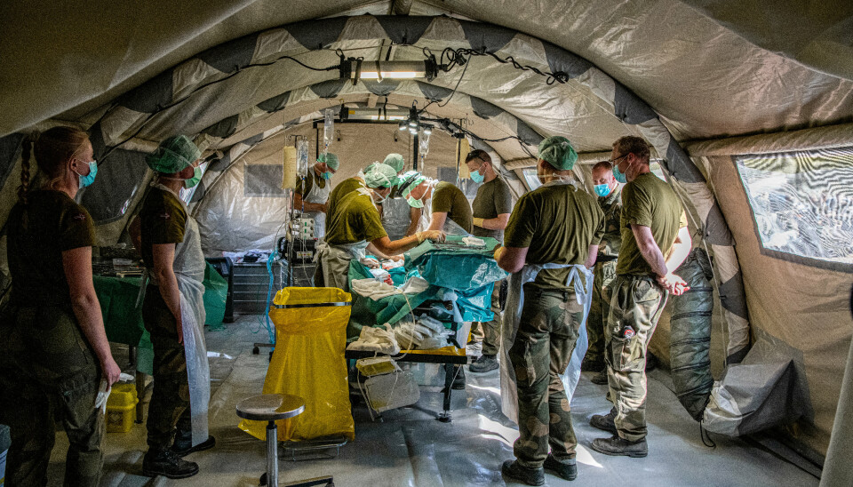 OPERERER: I feltsykehuset til Sanitetsbataljonen blir det trent på krigskirurgi på levende griser.