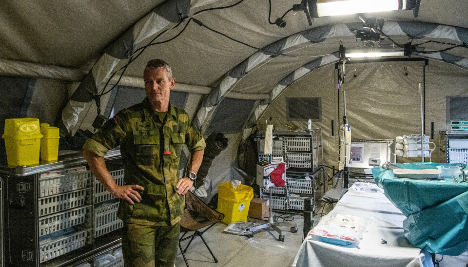 Overlege Steinar Havik under øvelse Thunder Bolt ved Porsangmoen. Slik ser en operasjonsstue ut i feltsykehuset Role 2.