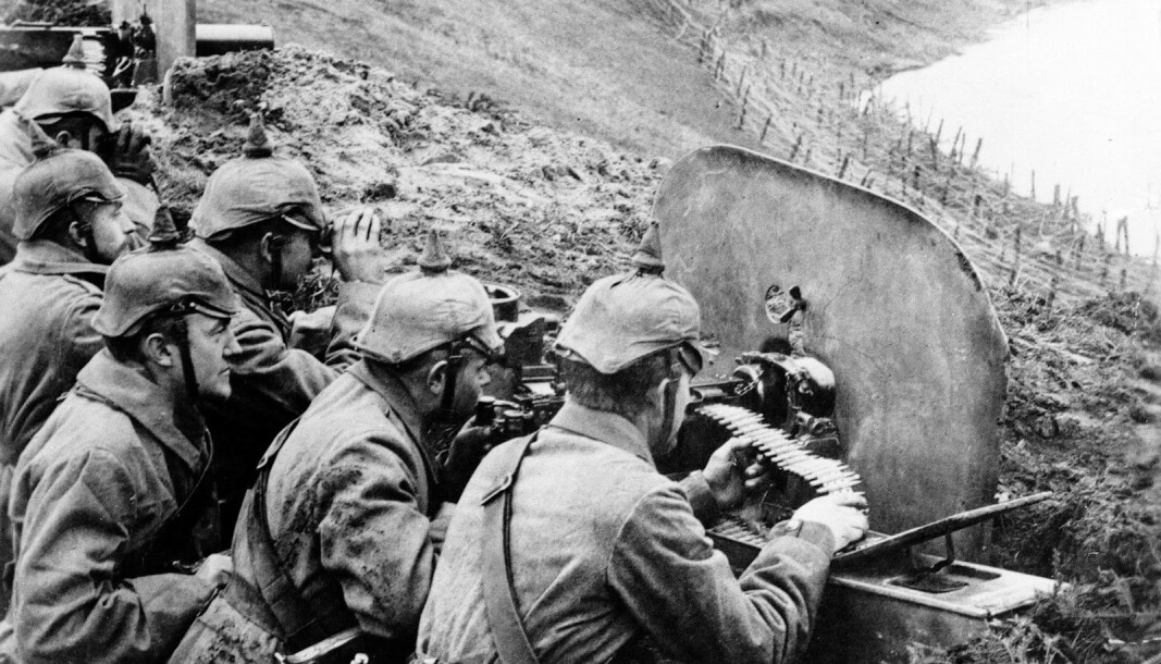 SKYTTERGRAVSKRIG: Tyske soldater i stilling ved elven Wisła på Østfronten i 1916. SKYTTERGRAVSKRIG: Tyske soldater i stilling ved elven Wisła på Østfronten i 1916.