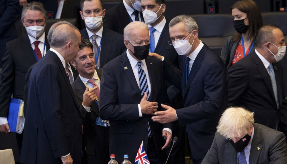 TOPPMØTE: Natos generalsekretær Jens Stoltenberg i samtale med USAs president Joe Biden på Natos toppmøte i Brussel mandag.