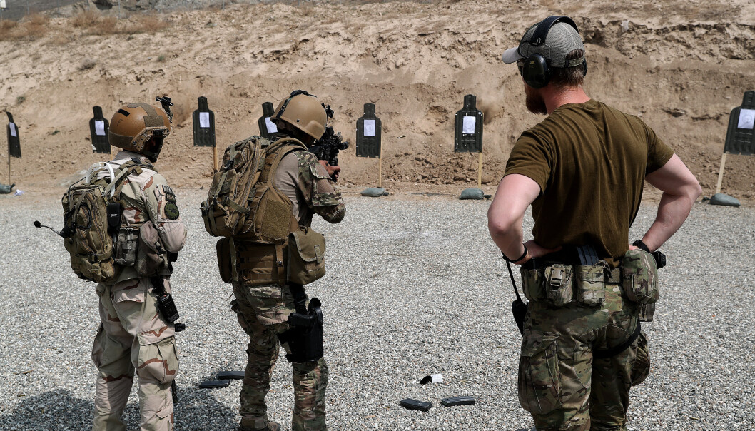 TRENING: Den afghanske avdelingen Crisis Response Unit 222 på skytebanen sammen med en spesialsoldat fra Marinejegerkommandoen i Kabul. TRENING: Den afghanske avdelingen Crisis Response Unit 222 på skytebanen sammen med en spesialsoldat fra Marinejegerkommandoen i Kabul.