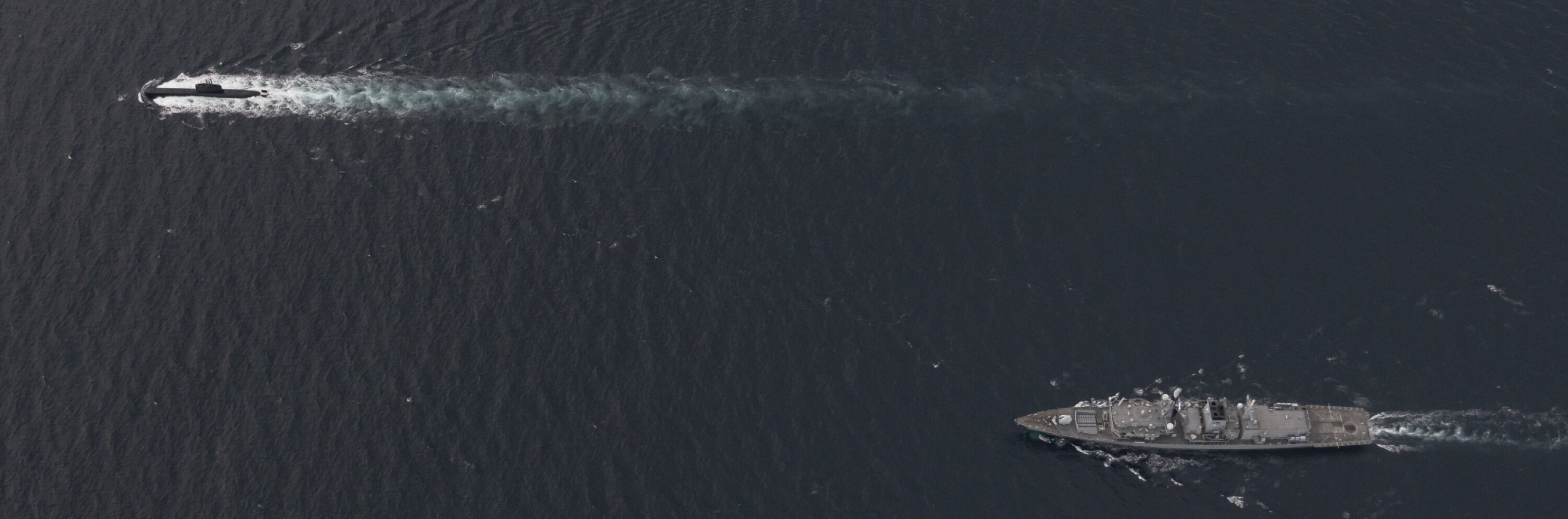 TRENER: KNM Uredd trener med den britiske fregatten HMS Northumberland under øvelse Grüner Aal.