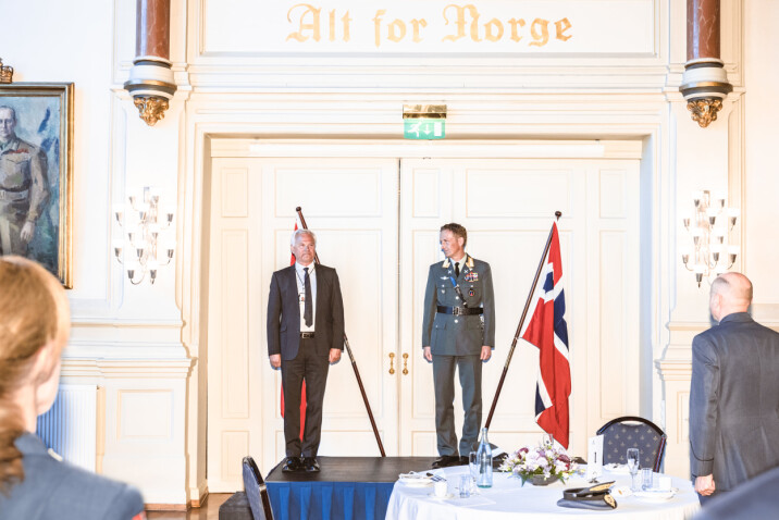 SJEFSBYTTE: Forsvarssjefen takket av Petter Jansen etter ti år som direktør i Forsvarets logistikkorganisasjon. Overtageren er generalmajor Lars Christian Aamodt (til høyre i bildet).