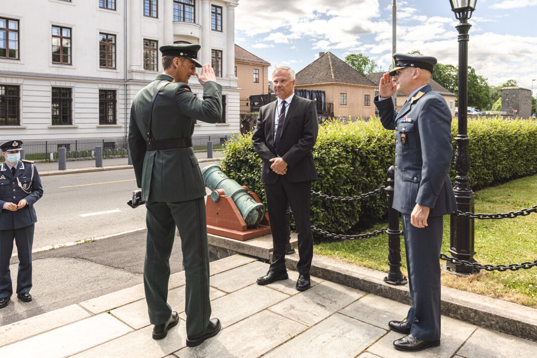TAKKET AV: Forsvarssjef general Eirik Kristoffersen takket av Petter Jansen og satt inn Lars Christian Aamodt som sjef for FLO. TAKKET AV: Forsvarssjef general Eirik Kristoffersen takket av Petter Jansen og satt inn Lars Christian Aamodt som sjef for FLO.
