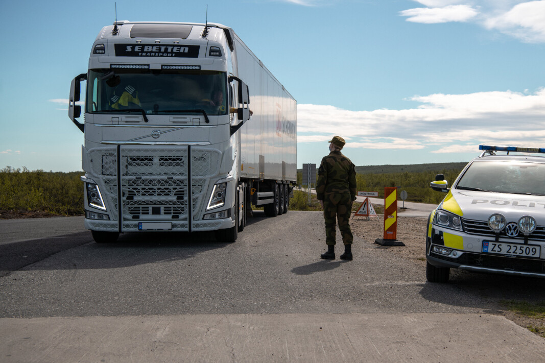 KONTROLLERER: Sara Bongo er soldat i Heimevernet og hun bistår politiet i grensekontroll. Her skal hun kontrollere en trailer på vei inn i landet. KONTROLLERER: Sara Bongo er soldat i Heimevernet og hun bistår politiet i grensekontroll. Her skal hun kontrollere en trailer på vei inn i landet.