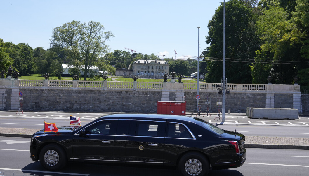 LIMOUSIN: Joe Bidens limousin ankommer historiske Villa La Grange i Genève, der toppmøtet finner sted. LIMOUSIN: Joe Bidens limousin ankommer historiske Villa La Grange i Genève, der toppmøtet finner sted.