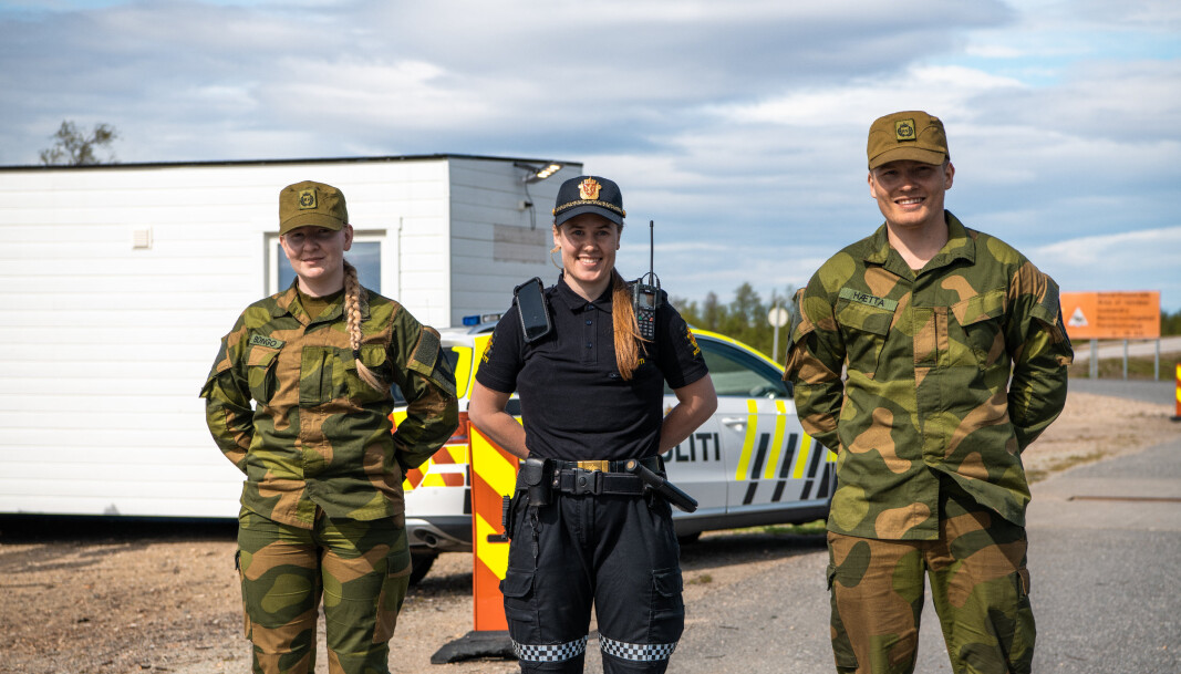 SAMARBEID: Politiet og Heimevernet utfører grensekontroll på grenseoverganger i Finnmark. Her ser du (f.v.) Sara Bongo, Viktoria Wisløff og Ole Nikolai Hætta. SAMARBEID: Politiet og Heimevernet utfører grensekontroll på grenseoverganger i Finnmark. Her ser du (f.v.) Sara Bongo, Viktoria Wisløff og Ole Nikolai Hætta.