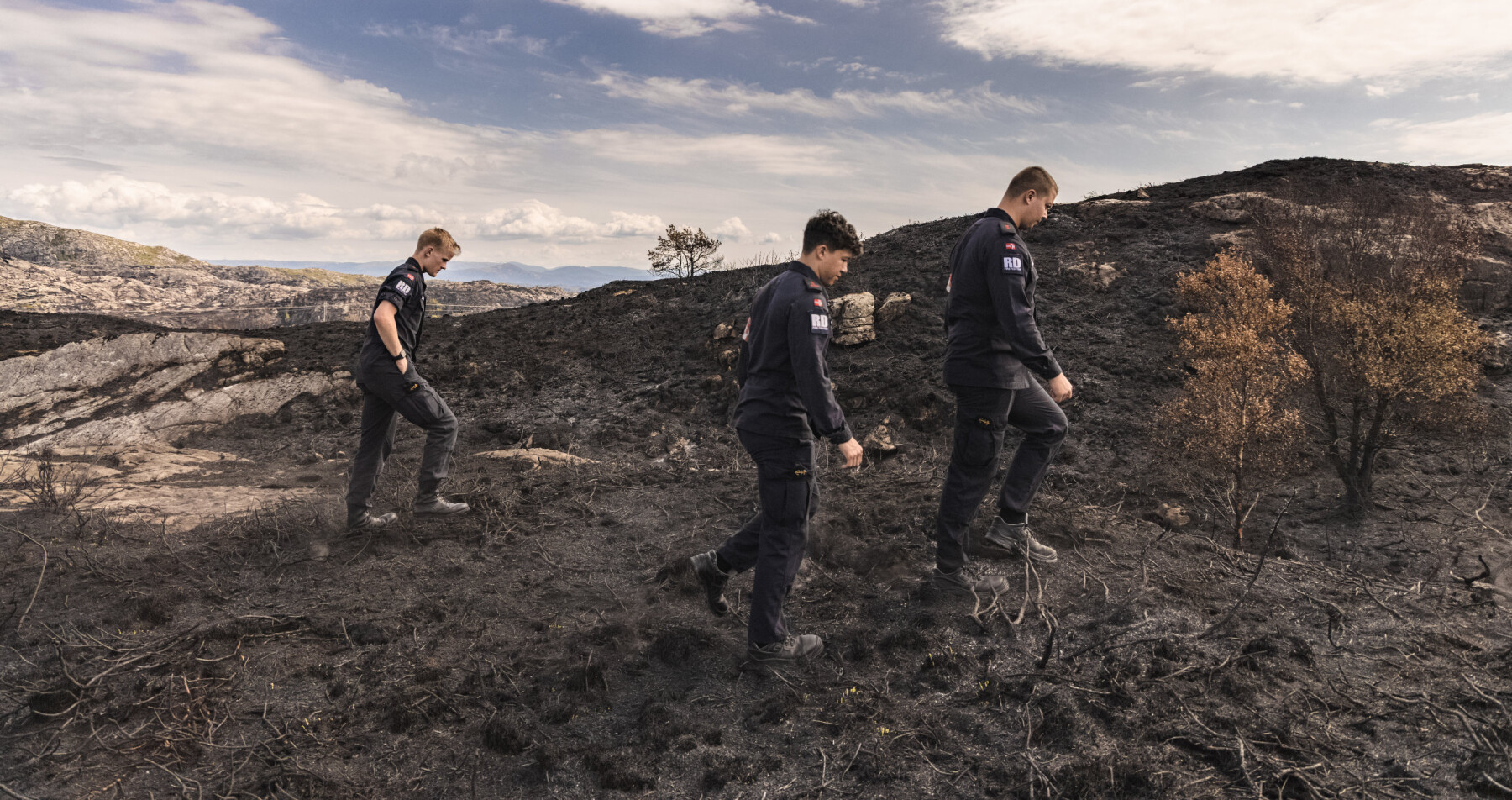 Vi blir med brannvernsoldater fra Haakonsvern ut til Sotra hvor de var med på å slokke en stor brann i området. Brannvernkonstabel: Hans Kristian Bremnes. Brannvernsoldater: Sinde Kolstad (lyst hår), Daniel Bolme og Marius Hallgren (krøller). Vi blir med brannvernsoldater fra Haakonsvern ut til Sotra hvor de var med på å slokke en stor brann i området. Brannvernkonstabel: Hans Kristian Bremnes. Brannvernsoldater: Sinde Kolstad (lyst hår), Daniel Bolme og Marius Hallgren (krøller).