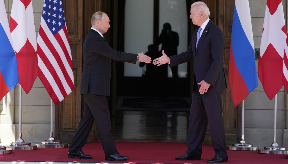 HILSER: USAs president Joe Biden and Russlands Vladimir Putin håndhilser i Genève.