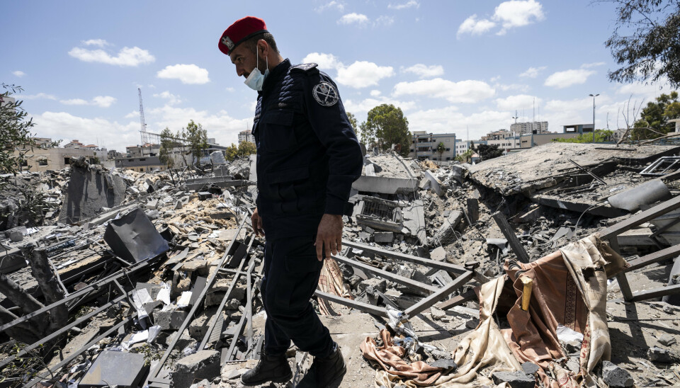 GAZA: En politimann fra Gaza i ruinene av en bygning som ble ødelagt i et israelsk luftangrep i mai.