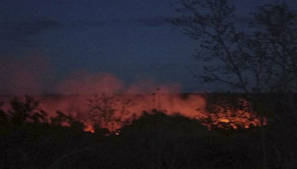 PÅTENT: Flammer stiger opp fra landsbyen Kinma sentralt i Myanmar. Innbyggere sier at flere mennesker er savnet etter at militæret satte fyr på landsbyen.