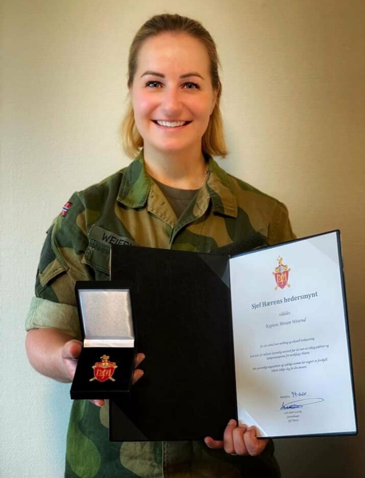 – Jeg er glad, rørt og stolt, sier Miriam Weierud etter å ha mottatt Sjef Hærens hedersmynt.